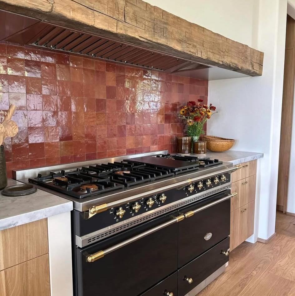 Detalle de cocina con recubrimiento artesanal